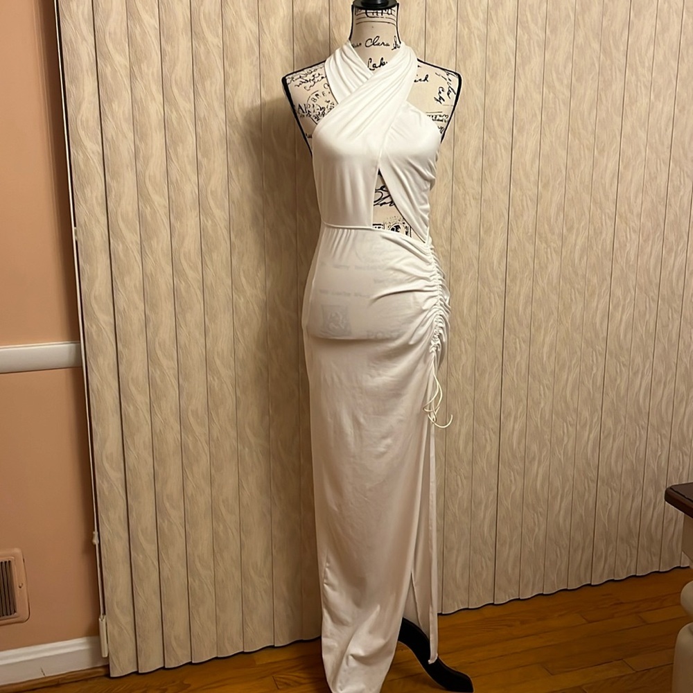 🌺Final Price w/$4.99 Discount Shipping🌺Fashion Nova White Maxi Halter Dress